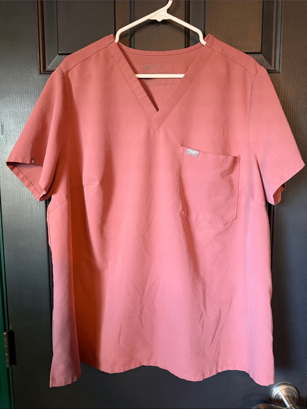 FIGS Women’s V-Neck Scrub Set in Mauve